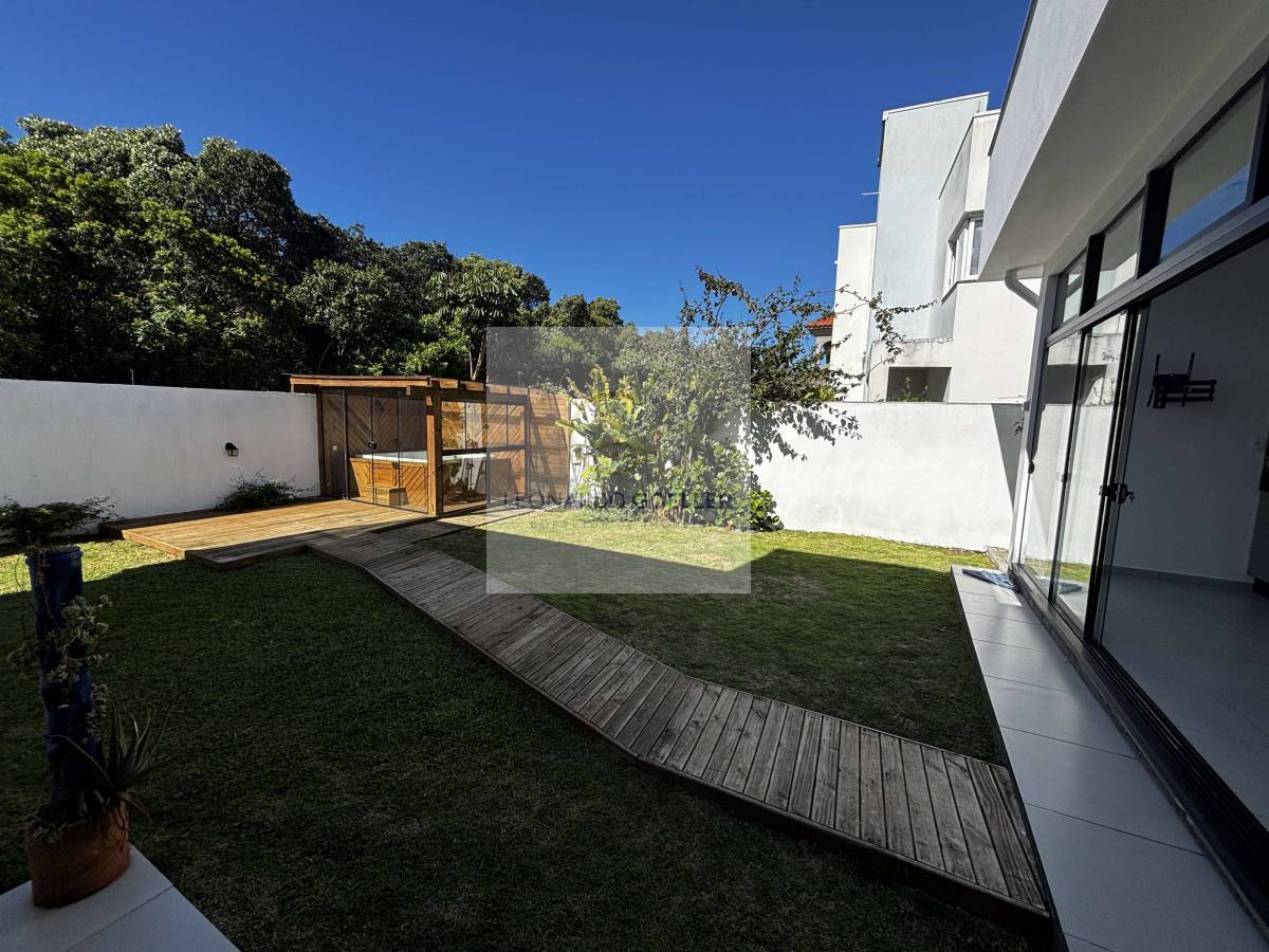  - Uma Raridade no Campeche: Casa Térrea Exclusiva em Condomínio Fechado com Amplo Terreno