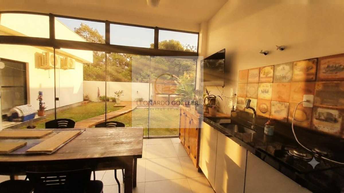  - Uma Raridade no Campeche: Casa Térrea Exclusiva em Condomínio Fechado com Amplo Terreno