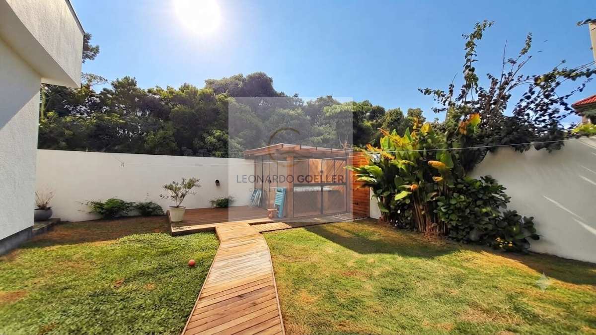  - Uma Raridade no Campeche: Casa Térrea Exclusiva em Condomínio Fechado com Amplo Terreno
