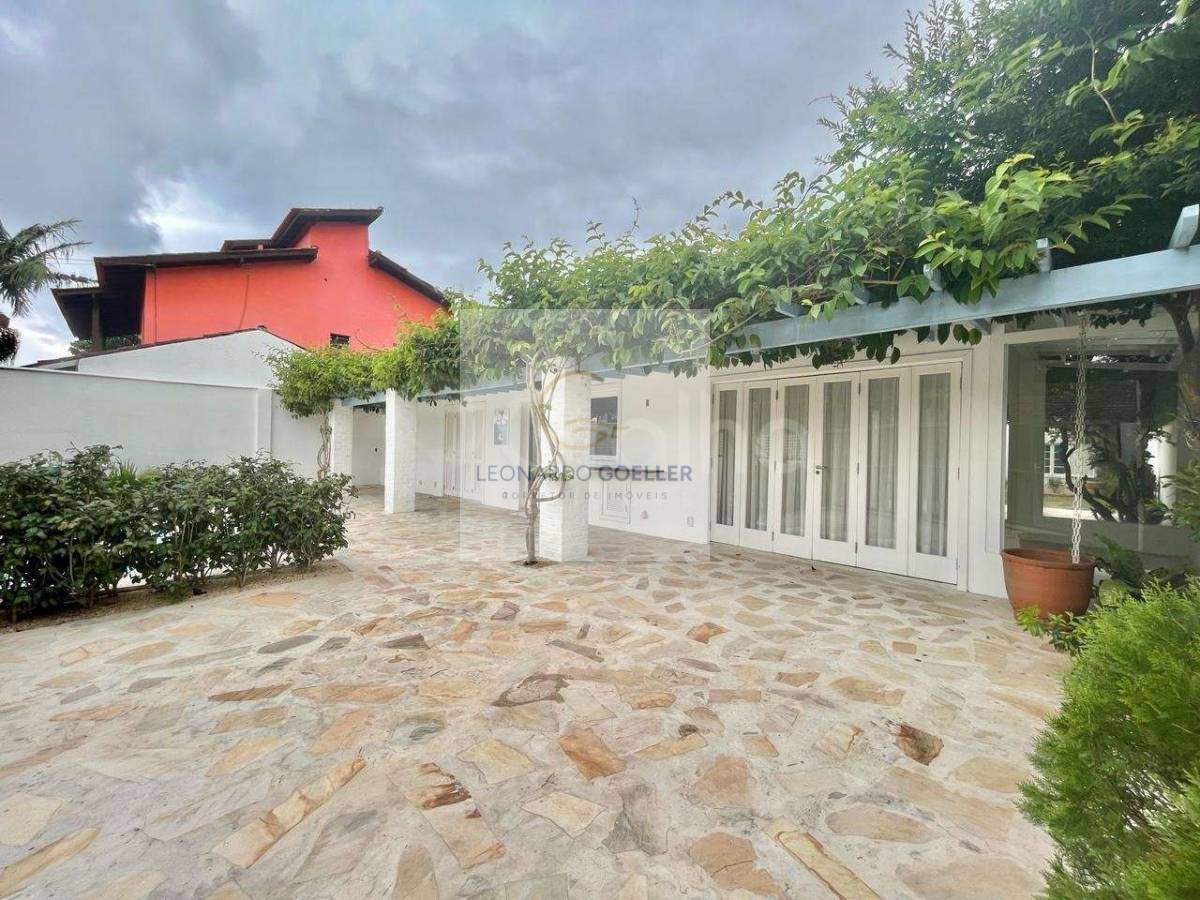  - Casa térrea com charme mediterrâneo, piscina e 3 suítes