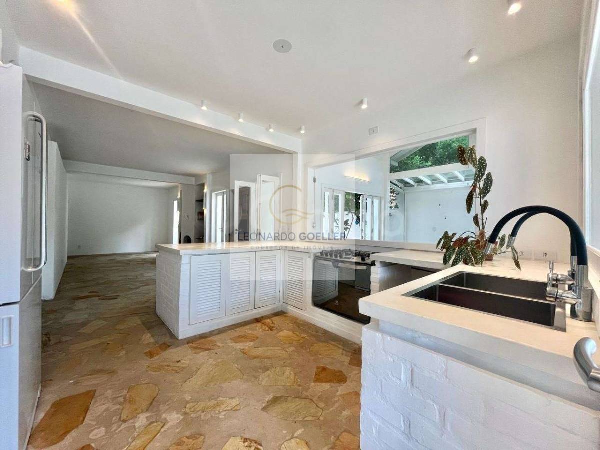  - Casa térrea com charme mediterrâneo, piscina e 3 suítes