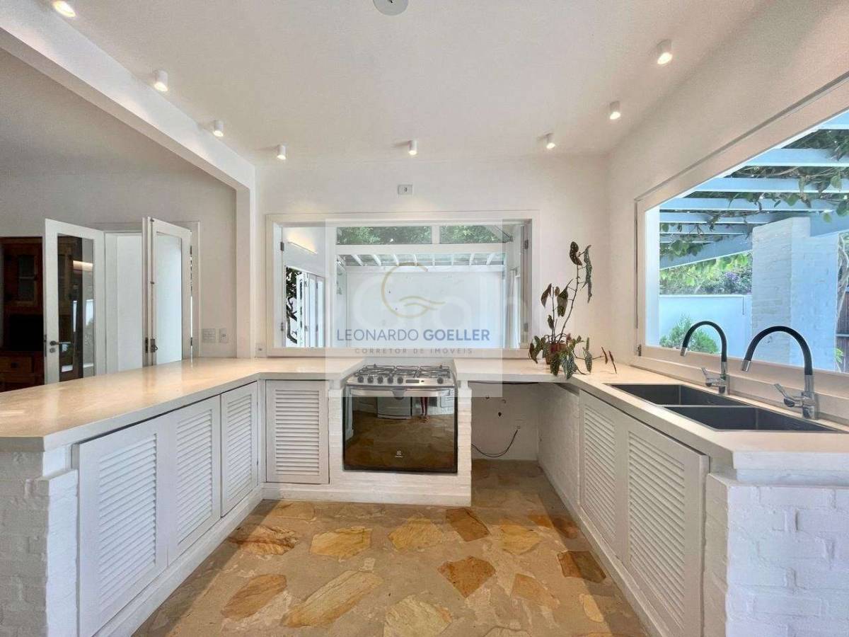  - Casa térrea com charme mediterrâneo, piscina e 3 suítes