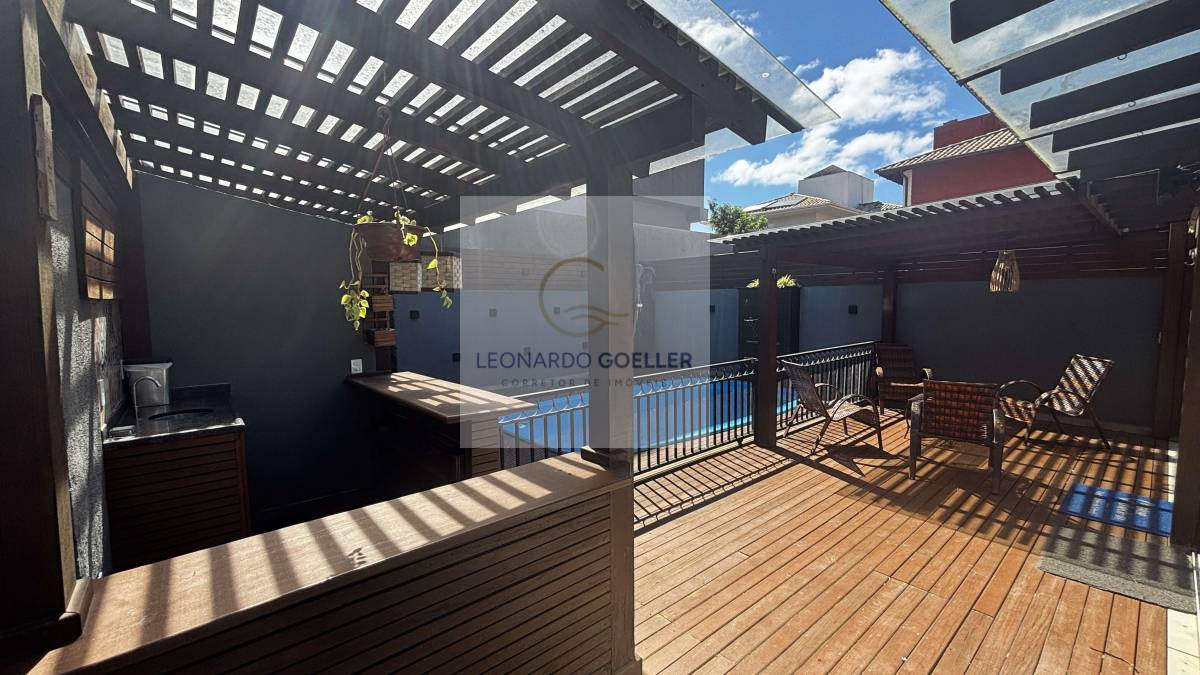  - Casa à venda no Rio Tavares com piscina e trilha para o mar