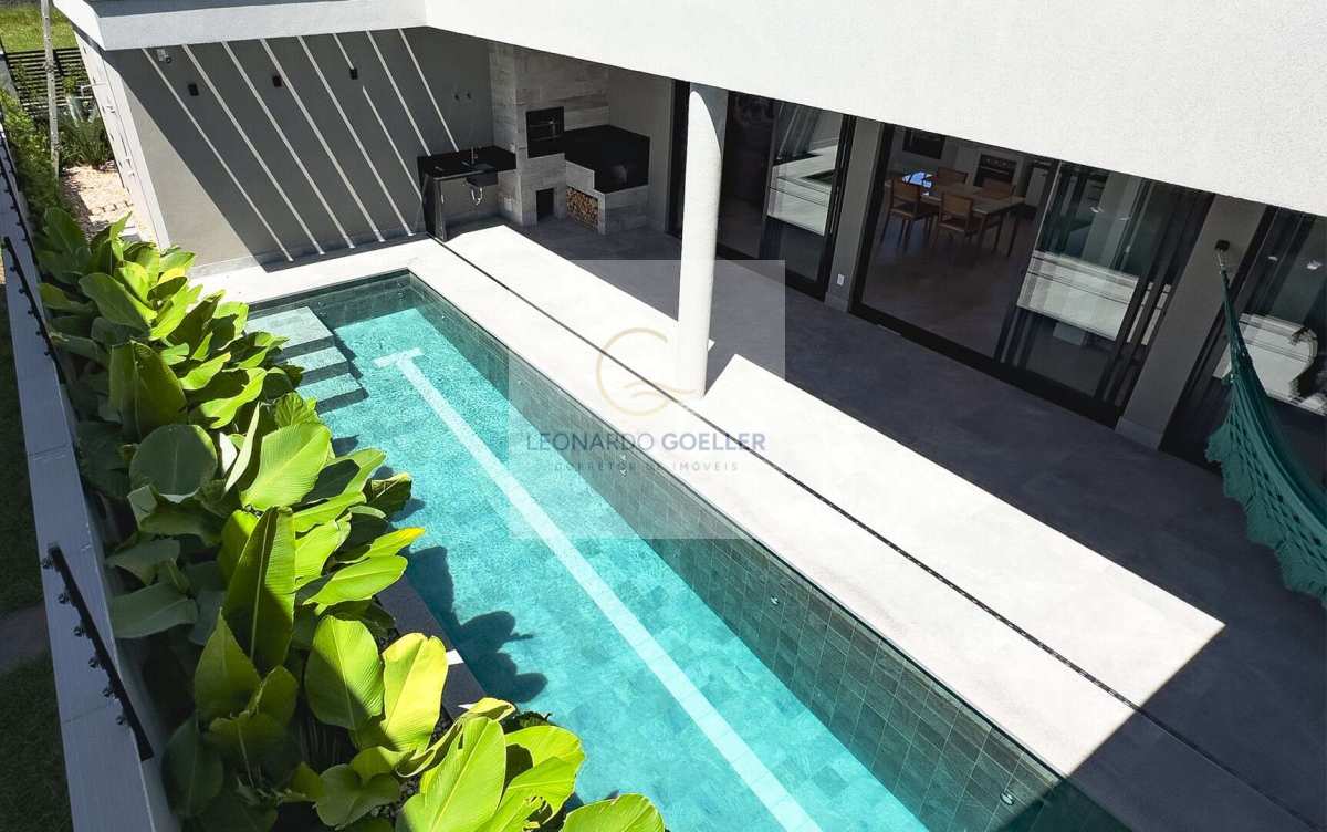 - Casa Residencial Alto Padrão de 3 quartos no bairro Campeche