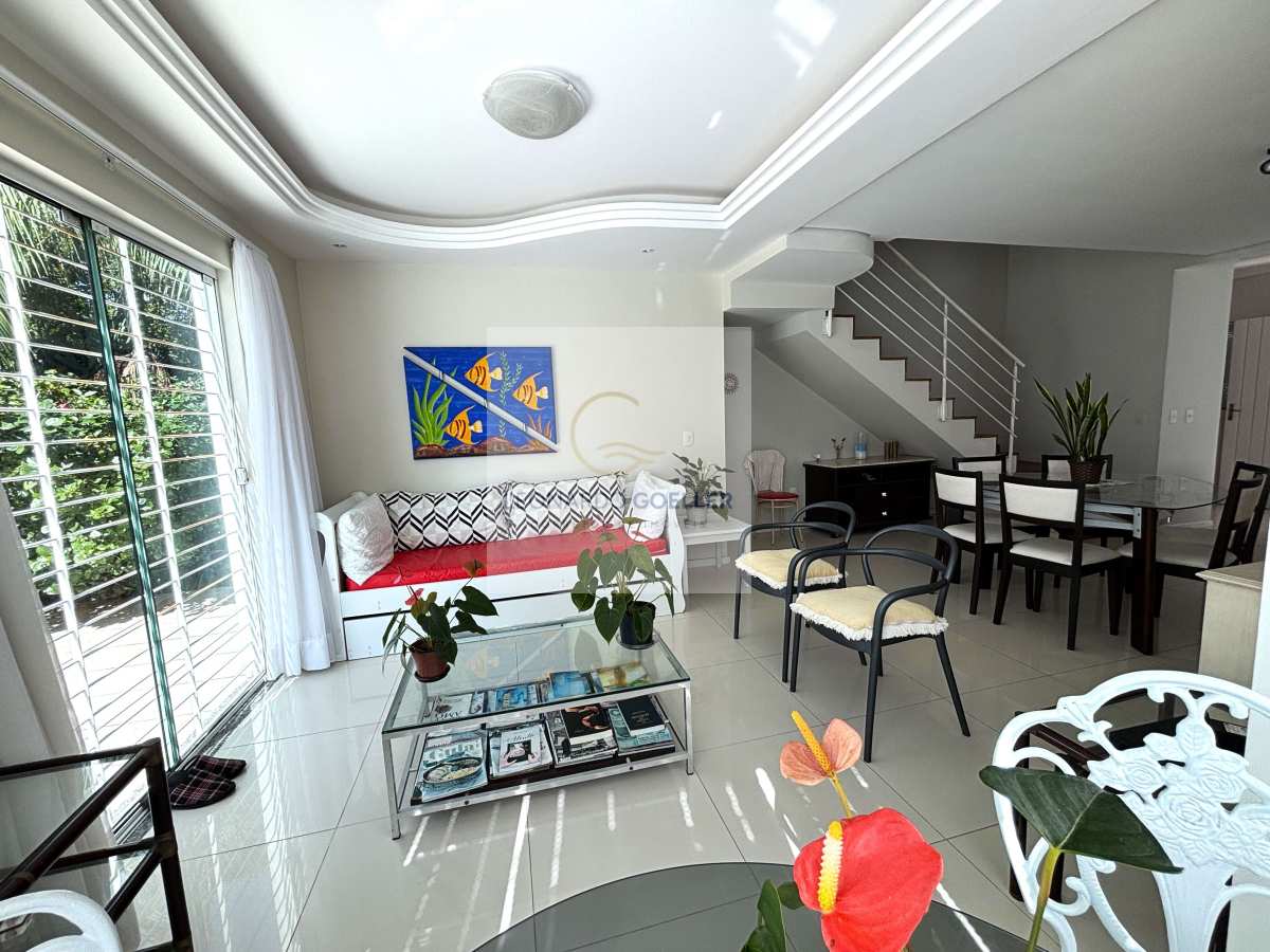  - Oportunidade no Campeche: Casa com Piscina, Edícula e Terreno de 493m² perto da Praia.