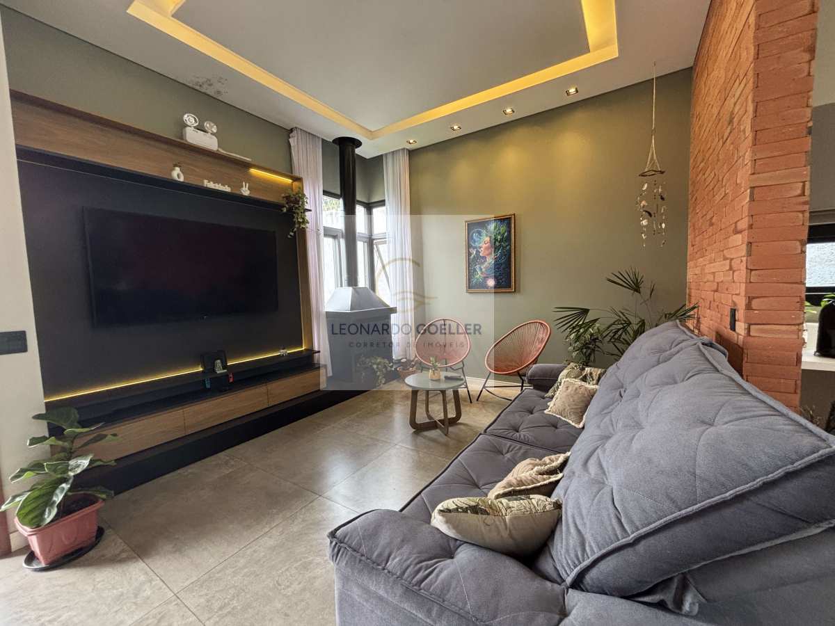  - Raridade no Campeche: casa térrea com 4 dormitórios, amplo jardim e espaço gourmet.