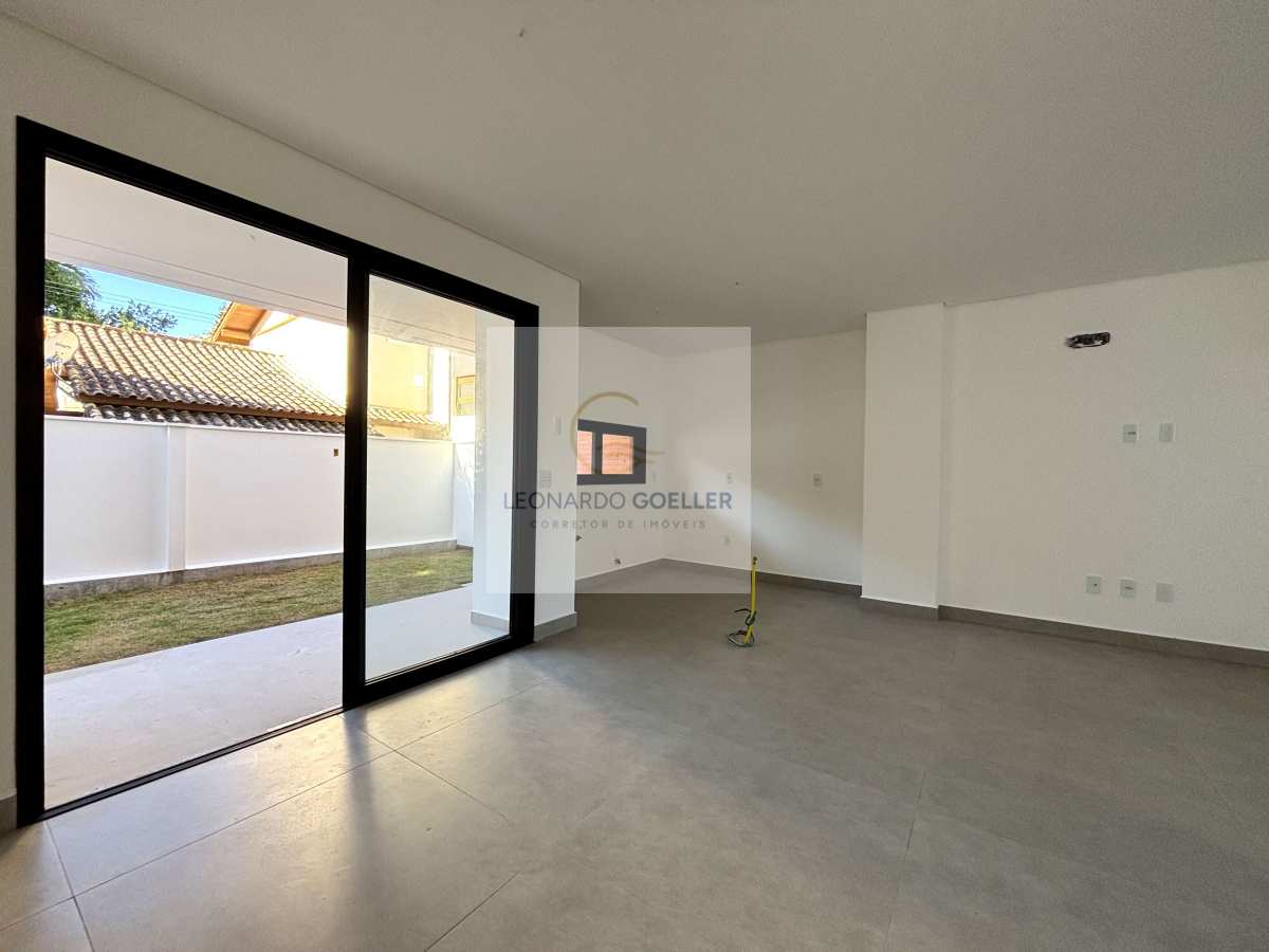  - Casa Nova no Campeche: 3 Dormitórios (1 Suíte), Sótão Amplo e Rua Sem Saída